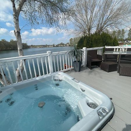 Lakeside Retreat 4 With Hot Tub, Private Fishing Peg Situated At Tattershall Lakes Country Park Luaran gambar