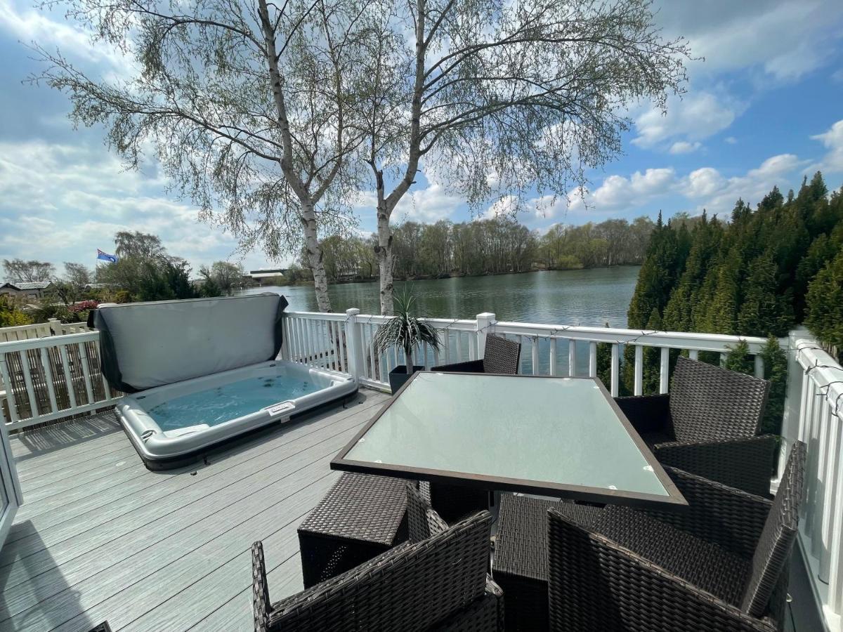 Lakeside Retreat 4 With Hot Tub, Private Fishing Peg Situated At Tattershall Lakes Country Park Luaran gambar