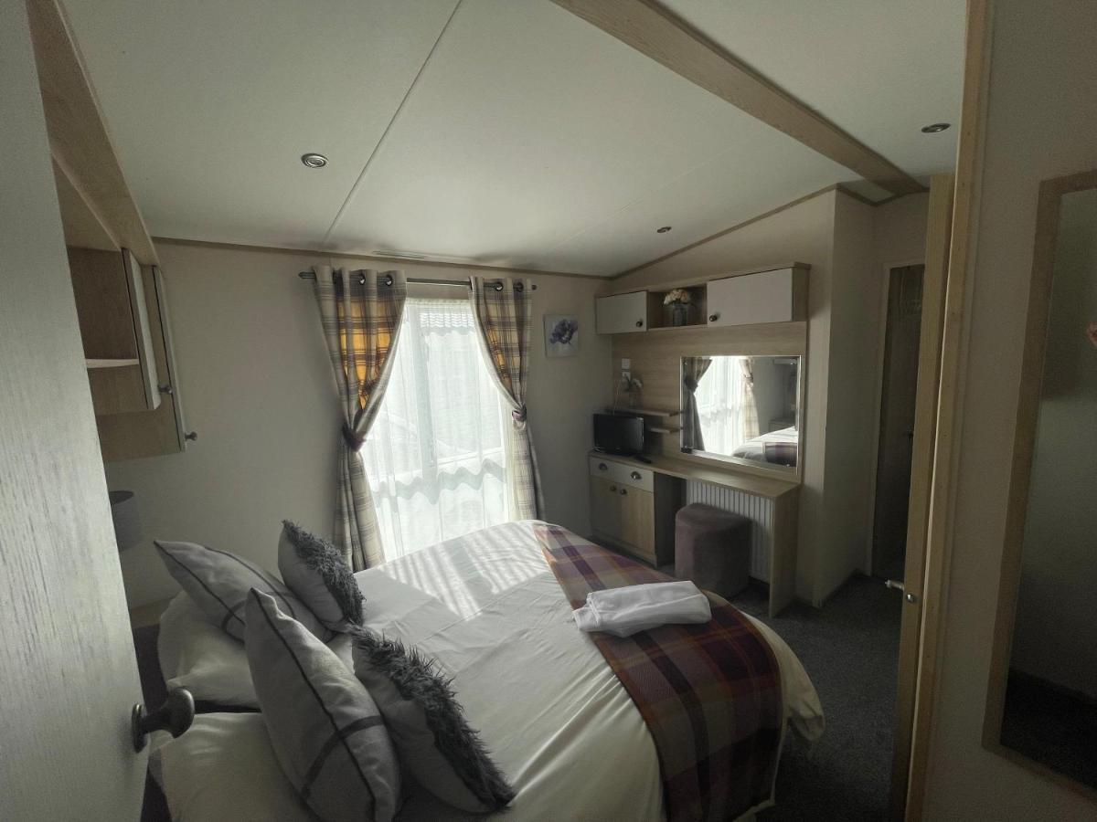 Lakeside Retreat 4 With Hot Tub, Private Fishing Peg Situated At Tattershall Lakes Country Park Luaran gambar