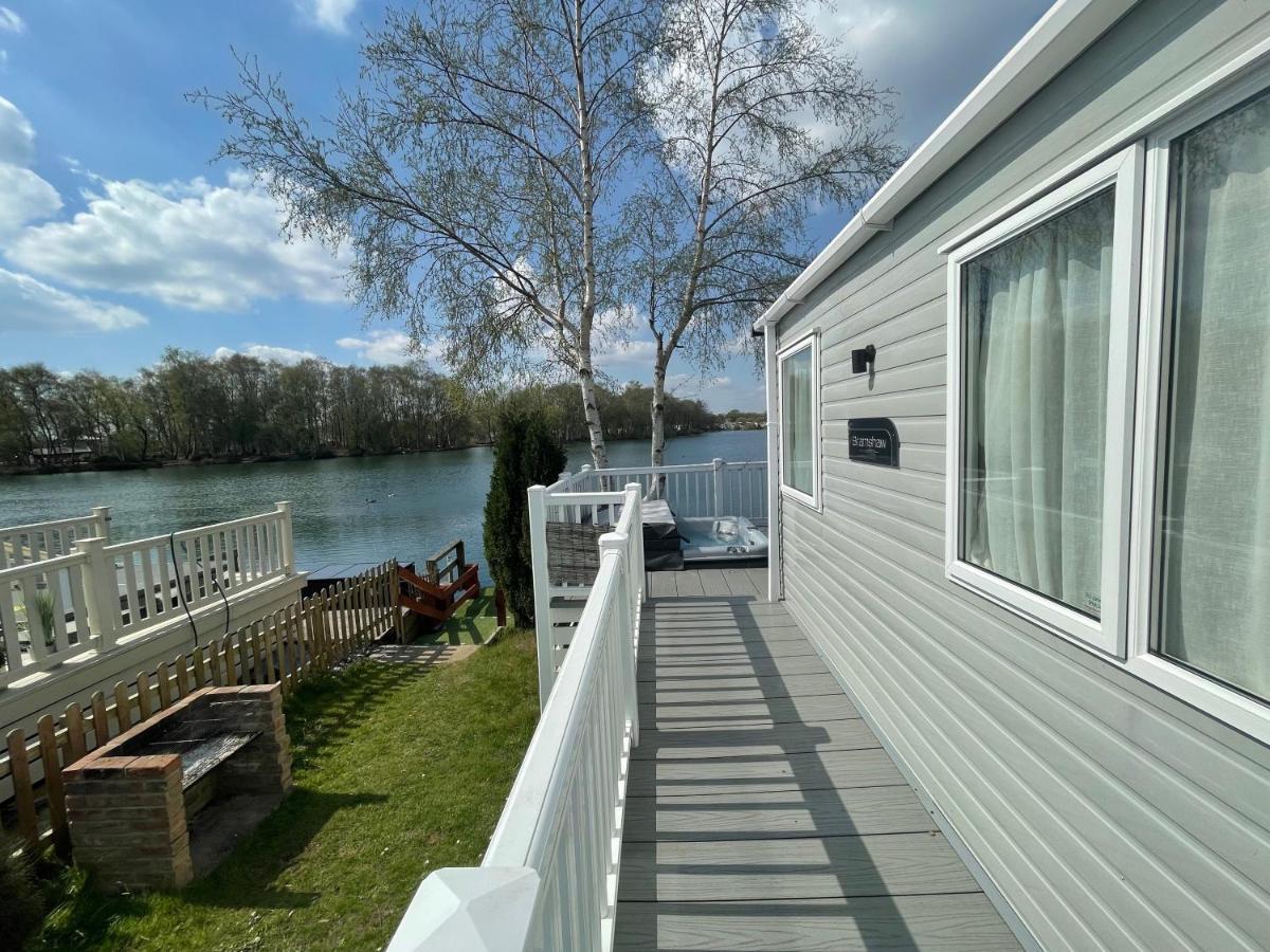 Lakeside Retreat 4 With Hot Tub, Private Fishing Peg Situated At Tattershall Lakes Country Park Luaran gambar
