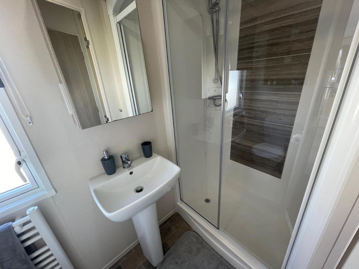 Lakeside Retreat 4 With Hot Tub, Private Fishing Peg Situated At Tattershall Lakes Country Park Luaran gambar